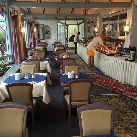 Hotell Knaus Am Hafen 3*