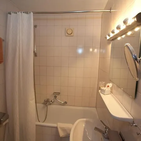 Hotell Knaus Am Hafen 3*