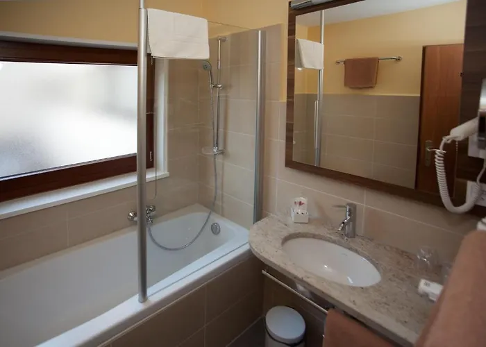 Hotel Knaus Am Hafen 3*