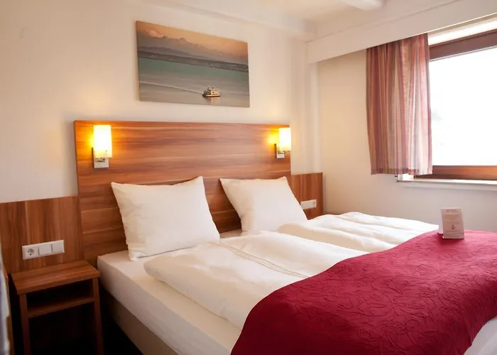 Hotel Knaus Am Hafen 3*